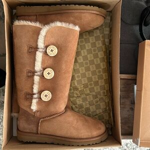 W Bailey Button Triplet Uggs